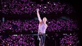 Coldplay en la Argentina: cómo funciona la tecnología de las pulseras que hacen brillar el estadio de River