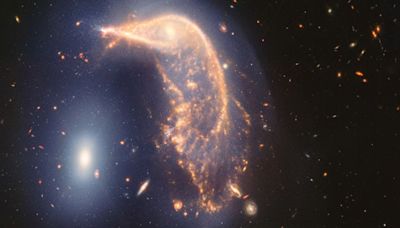New image captures glowing cosmic dance of the Penguin and Egg galaxies