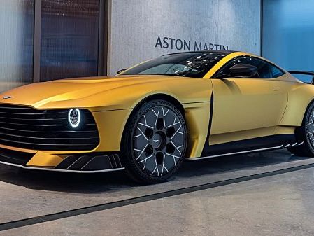 Aston Martin推出限量特殊版超跑Valiant，復古造型結合V12 動力和手排變速箱