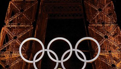 En images : quand la lune s’invite entre les anneaux olympiques