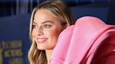 Embarazadísima: Margot Robbie apareció en Wimbledon con un elegante look a lunares