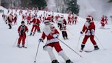 Santa Clauses esquían por una montaña en evento caritativo