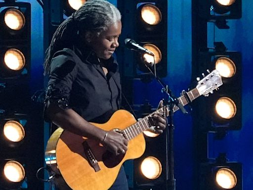 Members of Ohio House urge Rock & Roll Hall of Fame to induct Cleveland native Tracy Chapman