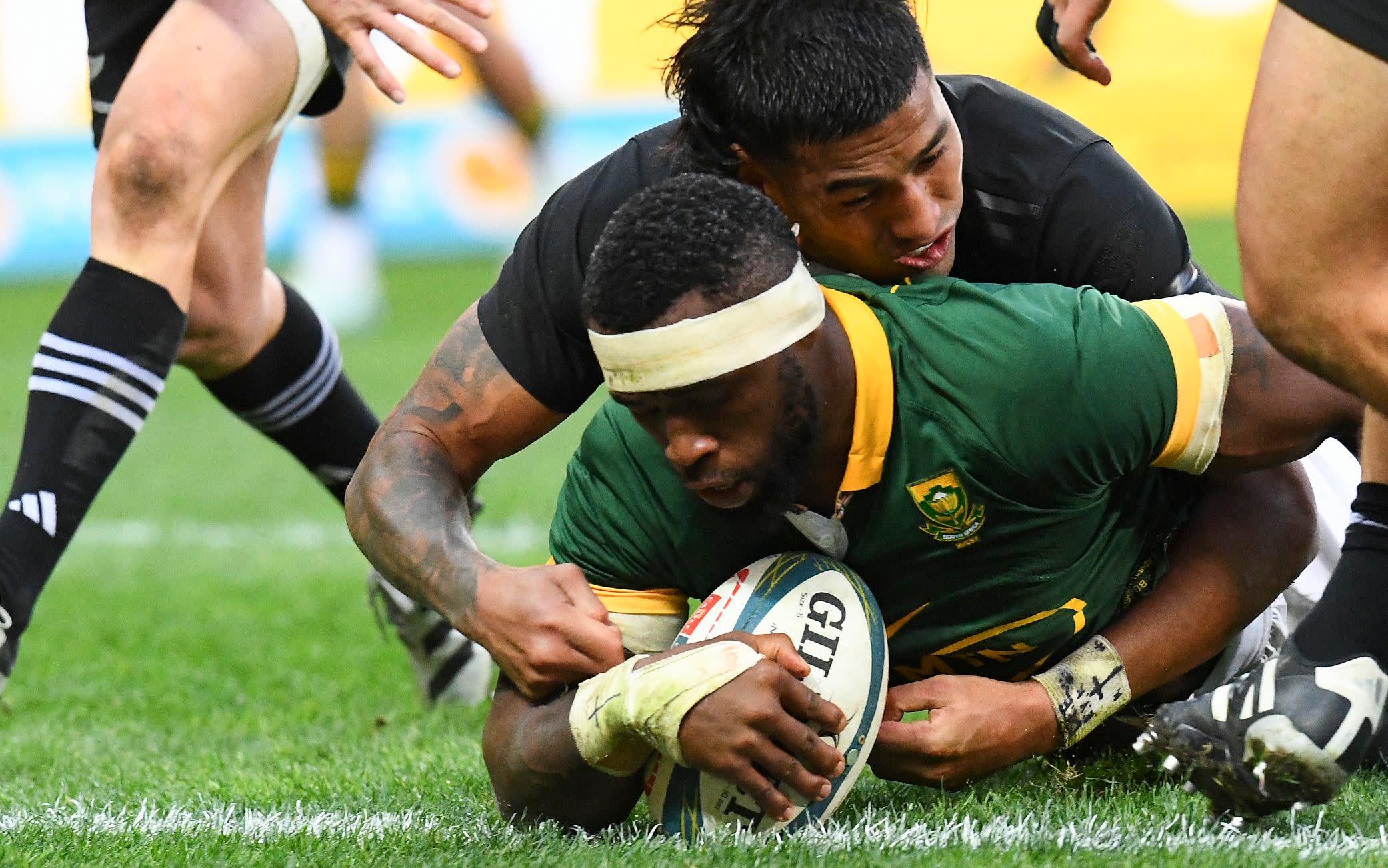 South Africa beat New Zealand to put one hand on Rugby Championship trophy