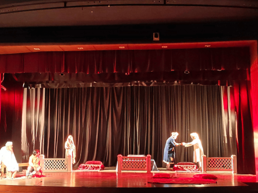 A history student and Bahadur Shah Zafar meet in a play. Aurangzeb is Shakespearean King Lear