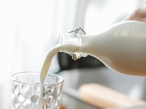 Es un error calentar la leche en el microondas: lo que ocurre y las alternativas que hay
