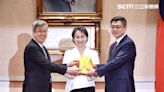 新舊閣揆交接 蕭美琴讚陳建仁「我人生的標竿」、祝福卓榮泰施政順利