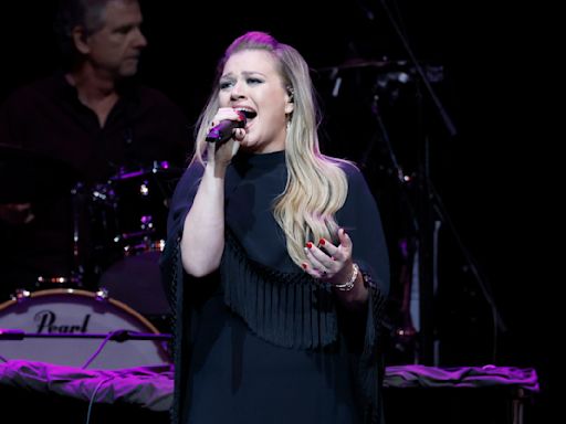 Fans Make Bold Declaration About Kelly Clarkson After Her In-Ear Monitors Go Out