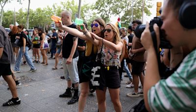 Watch: Protesters soak dining tourists with water pistols