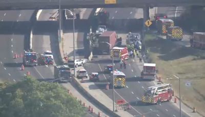 Edens Expressway shut down in both directions for crash near Old Orchard Road