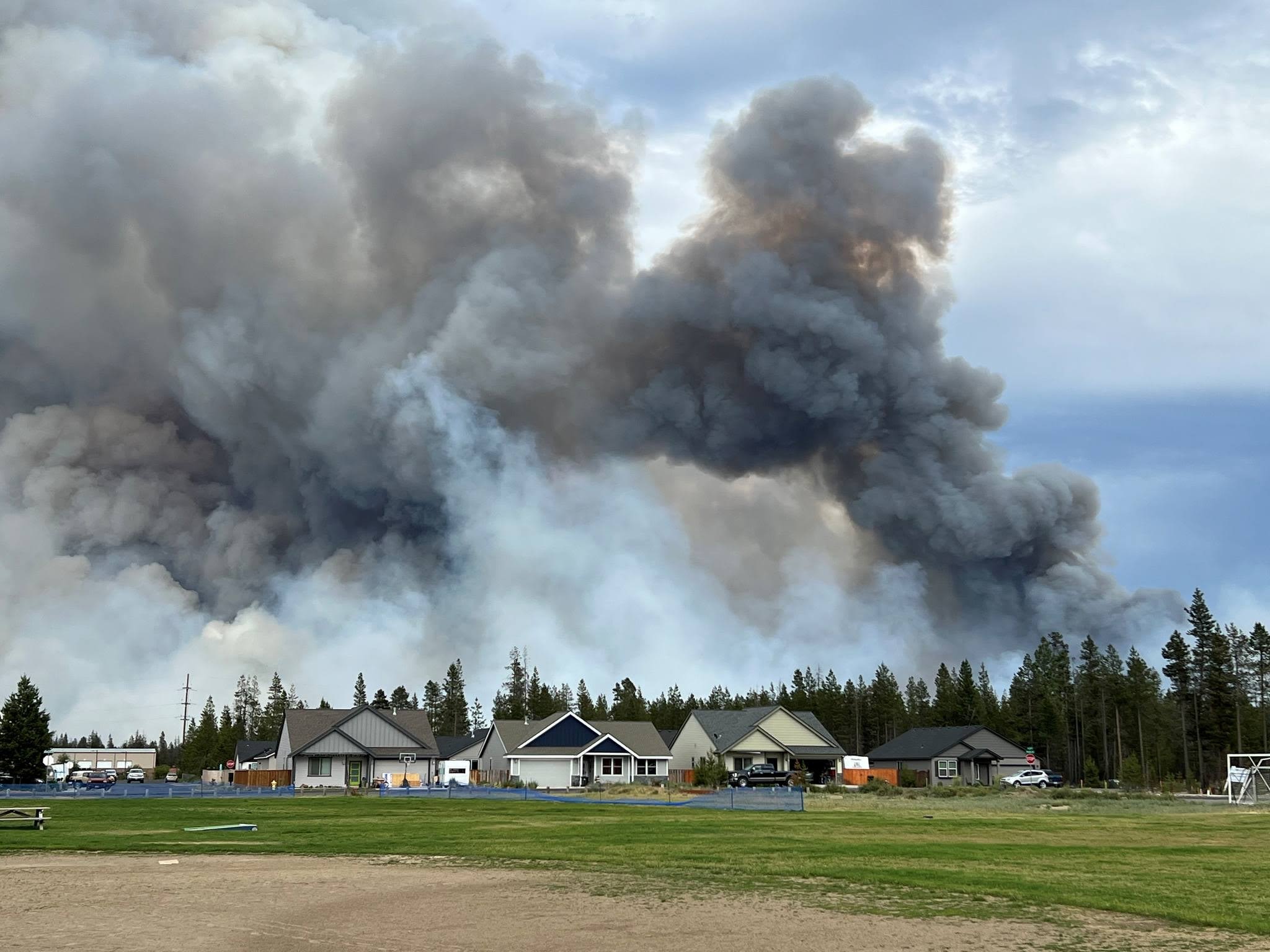 Growing wildfire in central Oregon's Deschutes National Forest triggers evacuations near homes