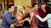 Creadora de Friends se disculpa por falta de diversidad en la serie y donará millones a programa de estudios africanos