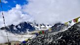 登山勝地淪「最高垃圾場」 聖母峰清出11噸垃圾、多具遺體