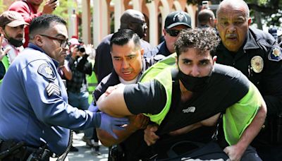 “No les tenemos miedo”: universitarios de Texas y California se enfrentan a policías durante protestas