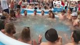 NO COMMENT: Unas 300 personas se bañan en piscinas llenas de hielo en Viena