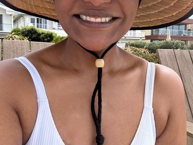 Mindy Kaling's Beachy Sun Hat Included This Clever Detail — Similar Styles Start at Under $20