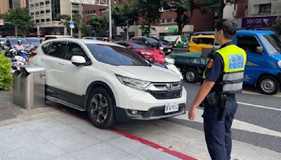 快訊/影片曝光！財政部資訊中心前休旅車開上人行道 男子陳屍車內