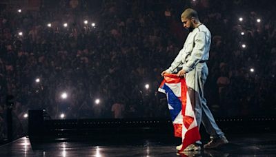 FOTO: Pendiente Bad Bunny a la contienda electoral