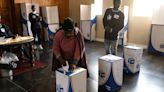 Abren los colegios electorales en Sudáfrica con normalidad y entusiasmo entre los votantes