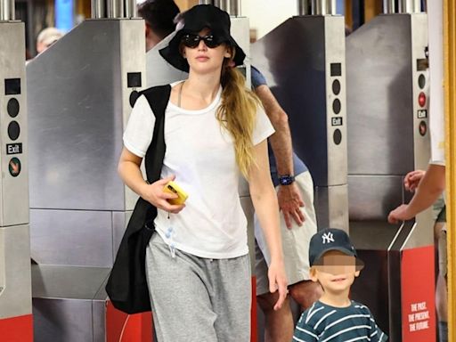 Jennifer Lawrence, una superestrella de Hollywood que viaja en metro ¡con su hijo!