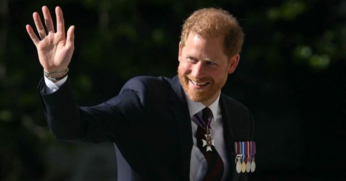 Prince Harry ‘turns the tables and paps reporter’ in hilarious exchange