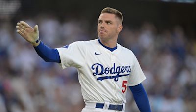 Freddie Freeman's emotional return to Dodgers includes standing ovation in first at bat