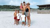 La 'felicità' de Alice Campello y Morata con sus cuatro hijos en las playas de Cerdeña: una imagen que lo dice todo