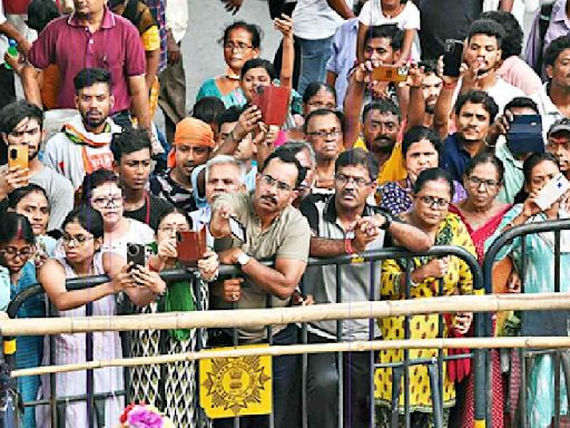 Traffic chaos as PM takes to the road as part of his Lok Sabha poll campaign in north Calcutta