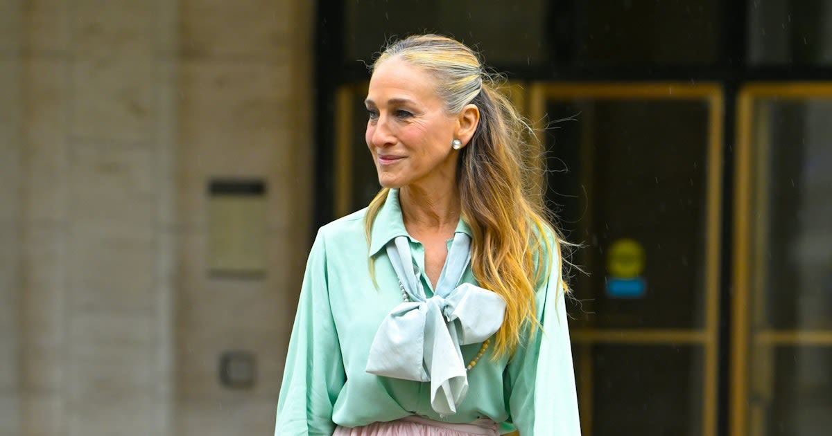 Carrie Bradshaw Spotted With Her First 'AJLT' Season 3 Statement Bag