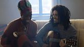 ‘One Love’ retrata a Bob Marley con respeto, pero sin su carisma. Son mejores estos documentales