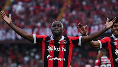 Por lo visto Joel Campbell no es de los que está mal del estómago en Alajuelense