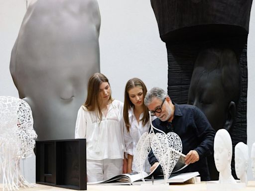 La Princesa Leonor y la Infanta Sofía visitan a Jaume Plensa en su taller