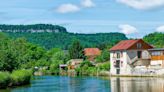 Connue comme la petite Venise comtoise, cette cité du Doubs qui a vu naître Gustave Courbet offre un tableau enchanteur