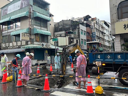 高市半夜馬路出現天坑 水管漏水釀禍台水「活水」搶修