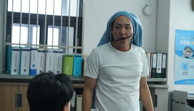 男星為拍船戲「直接考取駕照」《警賊黑白衝》頂爆炸頭演瘋癲警