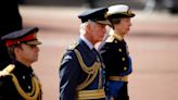 El rey Carlos y sus hijos acompañan el féretro de la reina en último viaje desde palacio