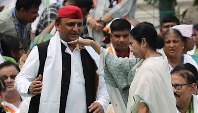 At rally with Akhilesh, Mamata says NDA Govt is unstable and TMC needs ‘morally strong’ people