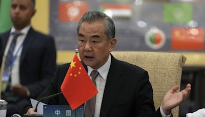 Wang Yi dice que "China tiene derecho a elegir" si va o no a Cumbre de Paz sobre Ucrania