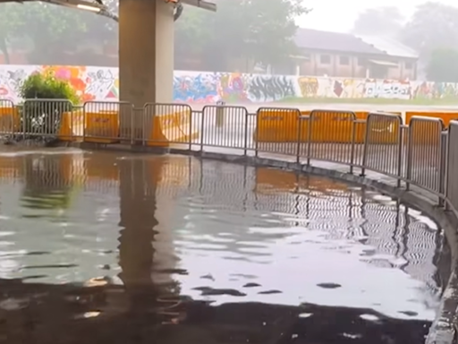 【有片】大雷雨狂炸台中！公車道淹成水上樂園 乘客苦笑：請司機開救生艇載客