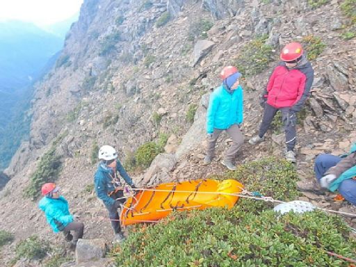 玉山登頂後失足墜400公尺邊坡亡 空勤總隊吊掛47歲山友遺體下山