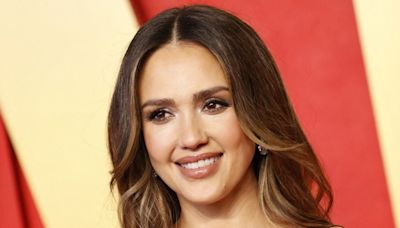 Jessica Alba marca tendencia con el traje de baño rosa pastel que será tendencia