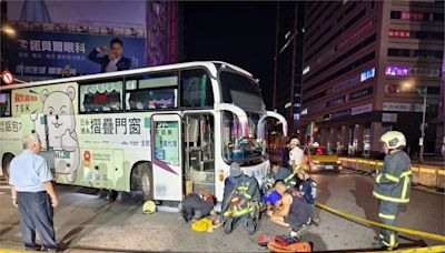 台北車站前老翁遭客運擦撞捲車底 警消急救出幸無大礙