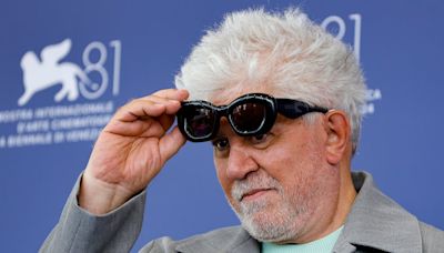 Pedro Almodóvar compite en Venecia con ‘La habitación de al lado’: Aún no he conseguido perderle del todo el miedo a la muerte