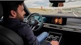 El nuevo piloto automático de BMW te deja ver el televisor mientras manejas