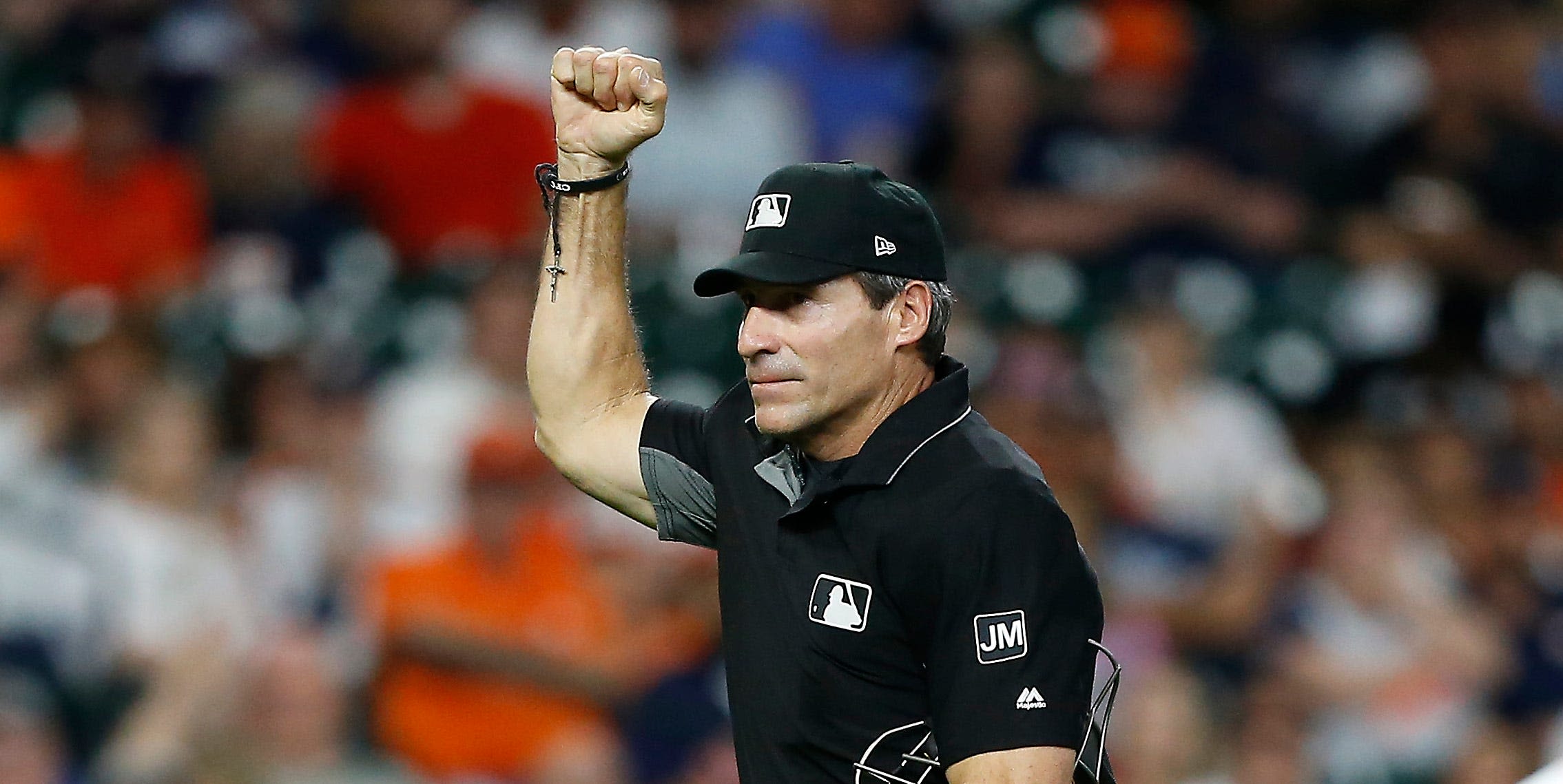 Yankees manager Aaron Boone comes to umpire Angel Hernandez's defense after backlash