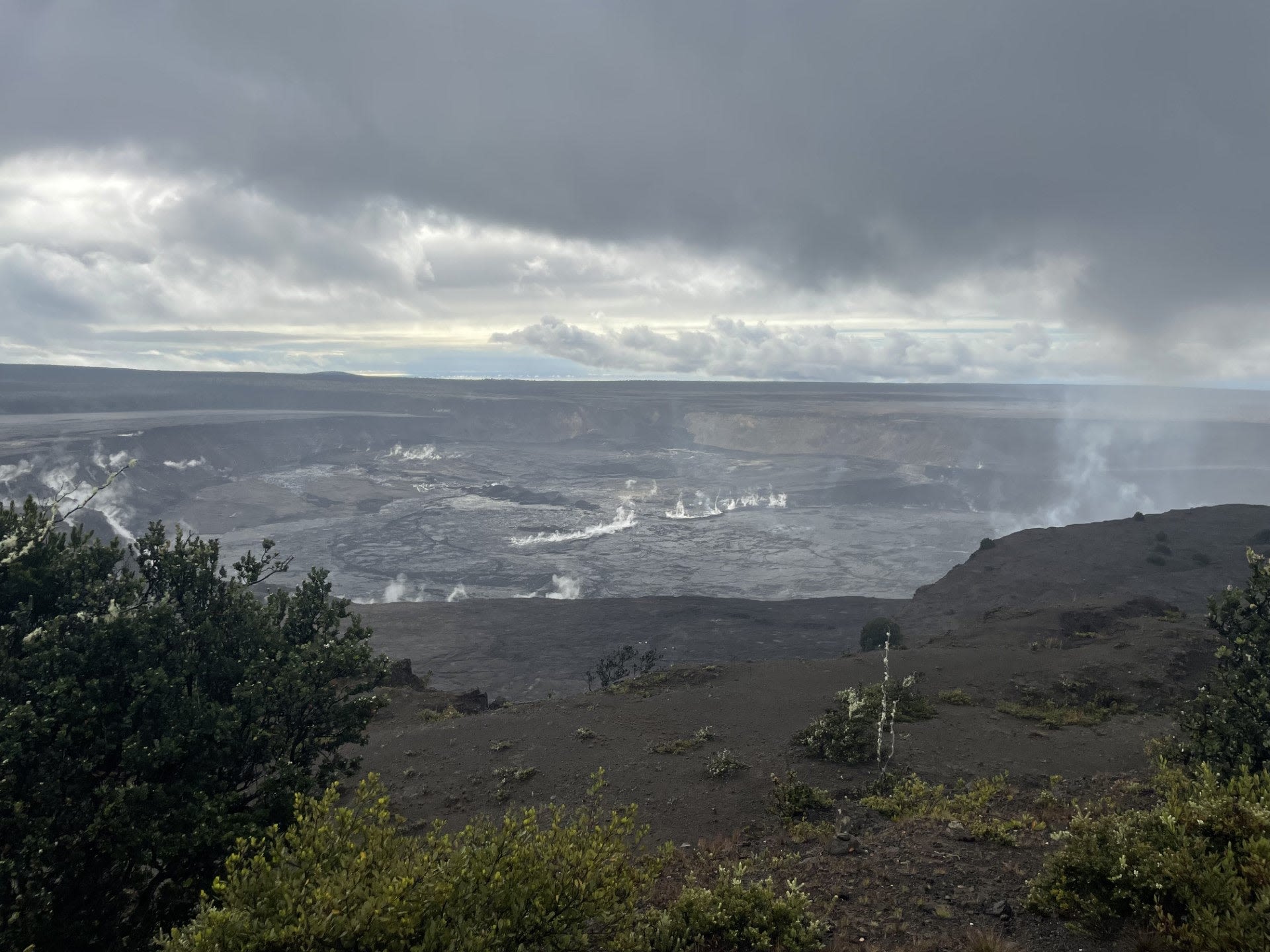 Hawaii's Kilauea volcano rocked by hundreds of earthquakes
