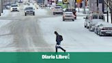 Habitantes de Nueva Inglaterra pasan el día paleando nieve después de gran tormenta