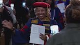 Mujer de 83 años se gradúa de Howard: es la persona de mayor edad en lograrlo en esa universidad