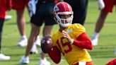 Chiefs’ Patrick Mahomes pulls out no-look and behind-the-back passes at camp