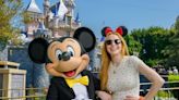 Lindsay Lohan curte a Disneylandia em família